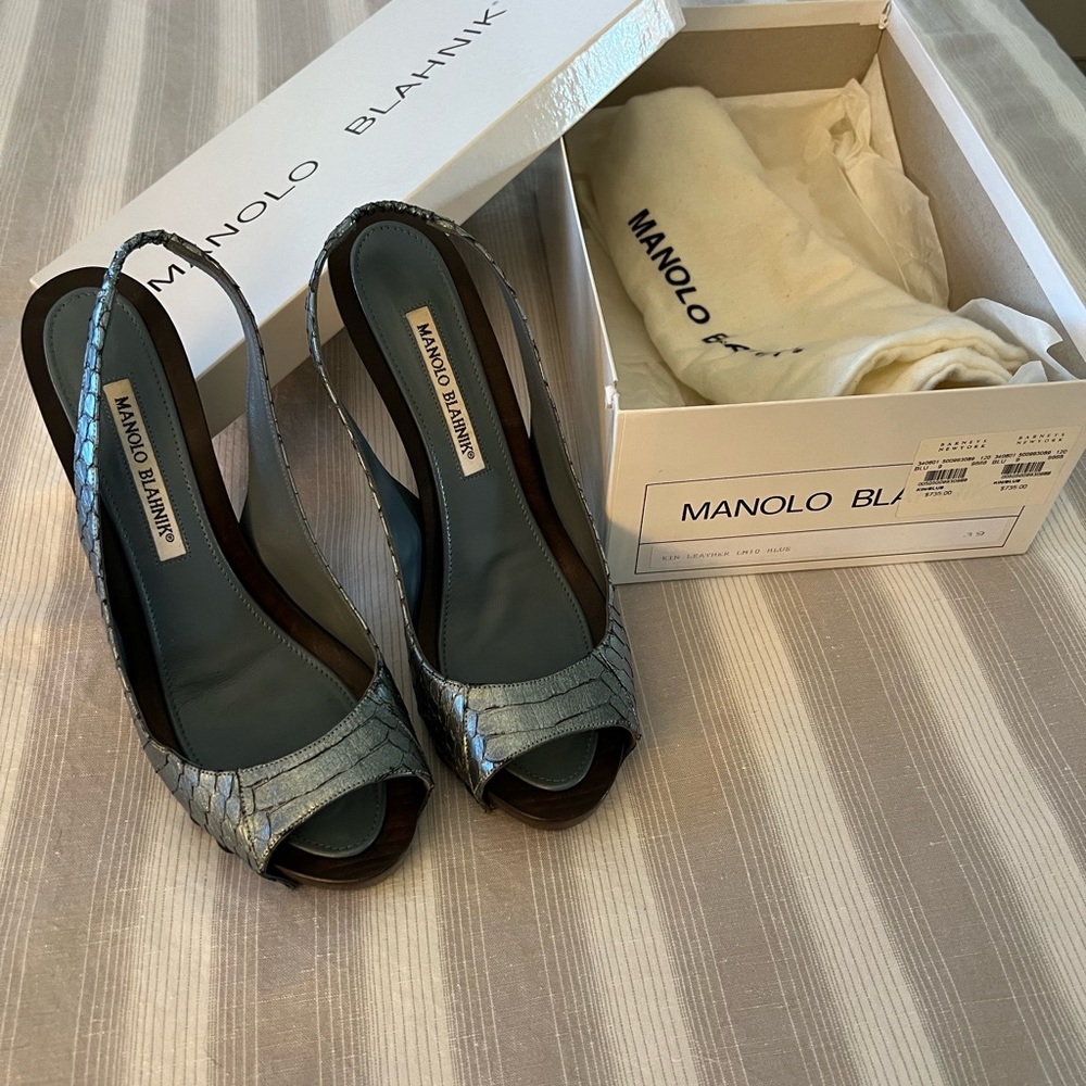 Manolo Blahnik meic blue heels